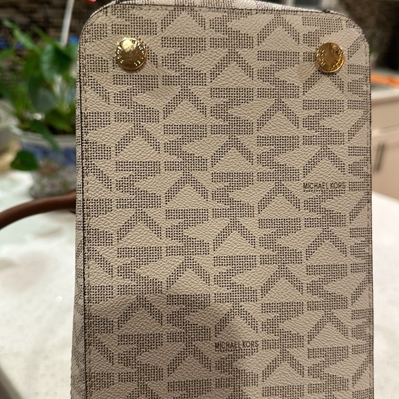 MICHAEL KORS LYNN Vanilla LG EW
Satchel Purse - Picture 14 of 14